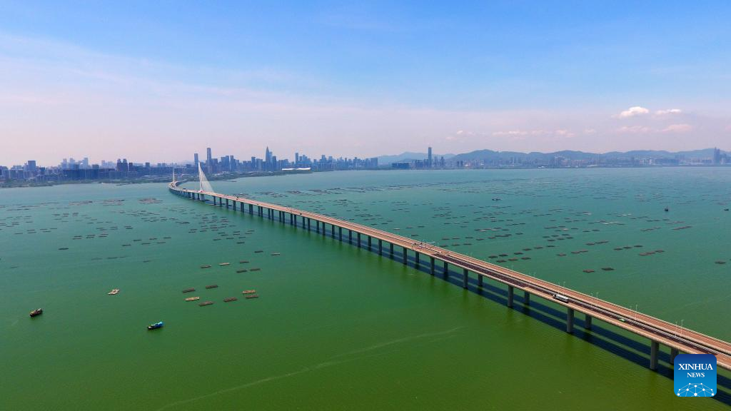 Shenzhen Bay Bridge nga nagsumpay sa Shenzhen ug Hong Kong sa South China